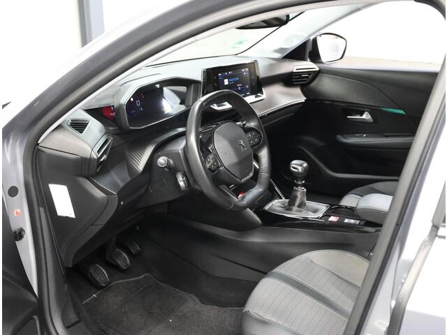 Peugeot 208 1.2 100PK Blue Lease Allure | AppleCarplay/Android Auto | Armsteun | Parkeersensoren | Trekhaak | Lederen Stuurwiel | Climate Control | Cruise Control | 17" LMV | Isofix | Privacy Glass |