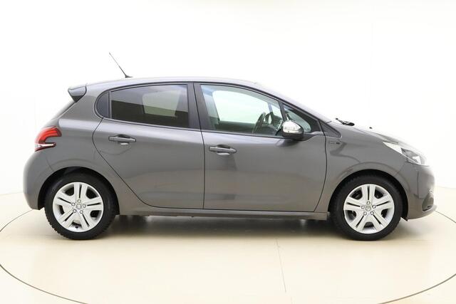 Peugeot 208 1.2 PureTech Signature 82 PK | Handgeschakeld | Airco | Navigatie | Cruise Control | Parkeersensor | Licht metalen velgen | Bluetooth | 1e eigenaar