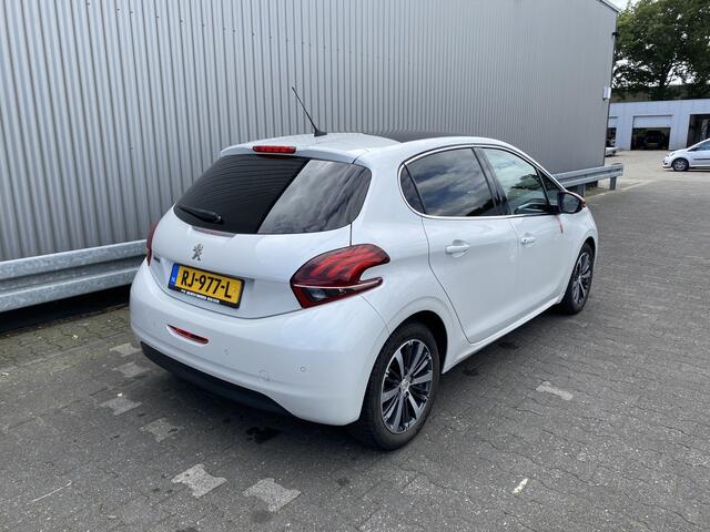 Peugeot 208 1.2 PureTech Roland Garros Leer, Clima, Pano, Navi, Bluetooth, CC, PDC, LM, nw. APK - Inruil Mogelijk -