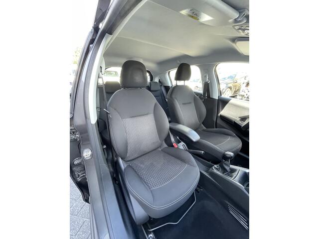 Peugeot 208 82pk Blue Lion (Navigatie - Apple Carplay - Airco - Parkeersensoren - 4S banden)