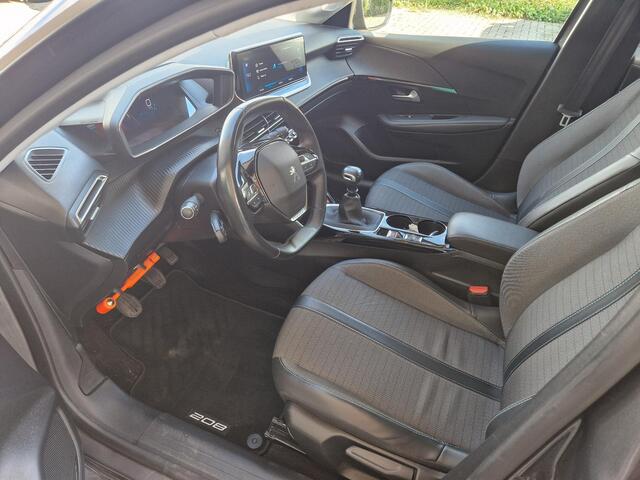 Peugeot 208 1.2 PureTech Blue Lease Allure | Trekhaak | Climate & Cruise Control | Navigatie | 3D-Cockpit |