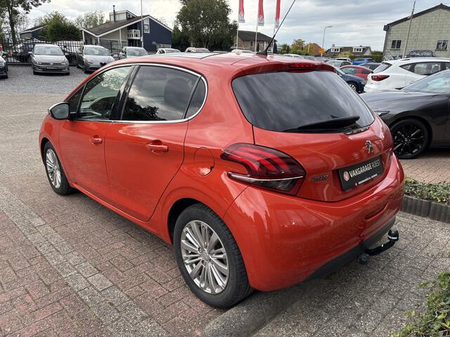 Peugeot 208 5DRS 1.2 Automaat Allure Panoramadak / Trekhaak / Carplay