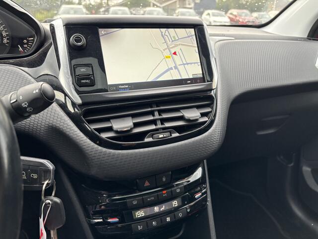 Peugeot 208 5DRS 1.2 Automaat Allure Panoramadak / Trekhaak / Carplay