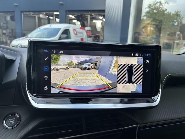 Peugeot 208 1.2 Hybrid 145 e-DCS6 GT | Meest Complete Uitvoering | Glazen Panoramadak | Navigatie | 360 Graden Camera | Dode Hoek Detectie | Climate Control | Keyless Entry & Start | Cruise Control | Sportstoelen | 17" Lichtmetalen Velgen | Full LED Verlichting | Par