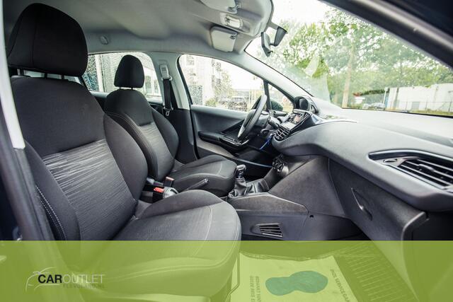 Peugeot 208 1.2 PureTech Access Dealeronderhouden 208! NIEUWE APK bij AFLEV. Heeft wat lichte deukjes op dak en rechterv.portier maar nette auto verder.