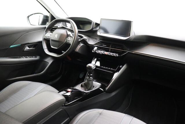 Peugeot 208 1.2 PureTech Allure | Navigatiesysteem full map | Cruise Control | Apple Carplay/Android Auto | Achteruitrijcamera & Parkeersensoren | 17" LM velgen Jordaan incl plaatsvervangend reservewiel | Achterste ruiten extra getint | Trekhaak