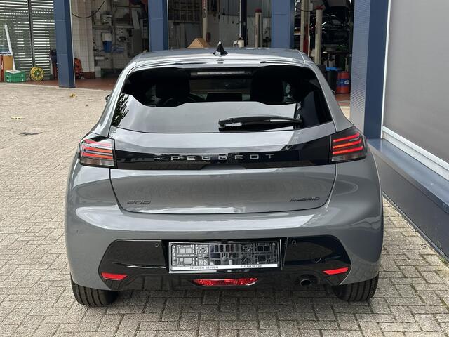 Peugeot 208 1.2 Hybrid 110 PK Allure Automaat ¤ 4,000,- DEMO VOORDEEL | Hybride Automaat | Navigatie | 360 Graden Camera | Stoelverwarming | Climate Control | Cruise Control | Parkeersensoren V+A | LED Verlichting | Draadloze Apple Carplay / Android Auto | 16" Lichtm