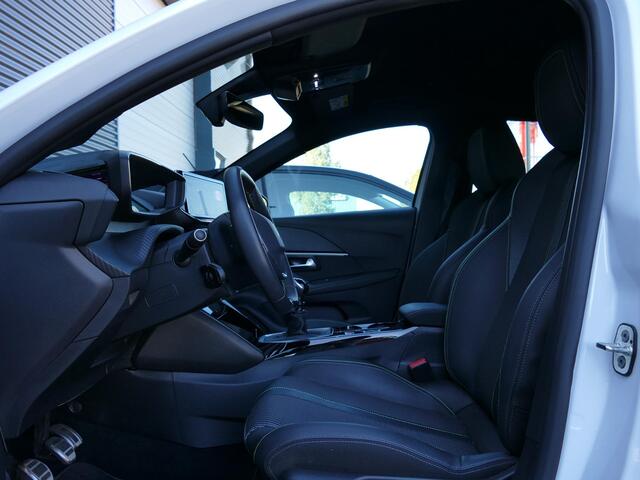 Peugeot 208 1.2 PureTech 100 GT | Camera | Climate Control | Keyless Entry & Start | Full LED | 17'' LM Velgen | Draadloze telefoonlader | Zwart dak 'Black Diamond'