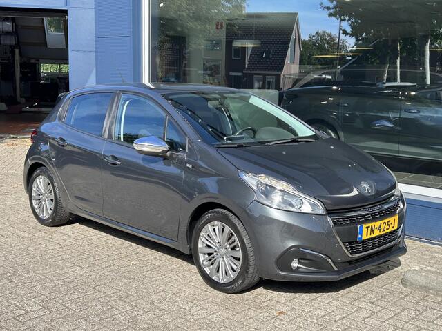 Peugeot 208 1.2 82 PK Allure / Style | All Season Banden | Trekhaak 1150KG | 16 inch LM-Velgen | Parkeersensoren | Touch Screen | Navigatie | Airco | Bluetooth.