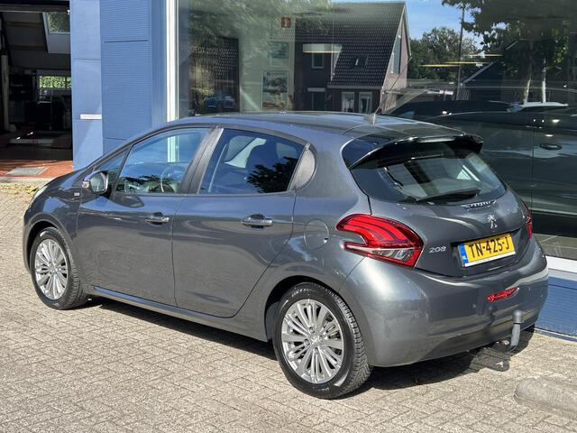 Peugeot 208 1.2 82 PK Allure / Style | All Season Banden | Trekhaak 1150KG | 16 inch LM-Velgen | Parkeersensoren | Touch Screen | Navigatie | Airco | Bluetooth.