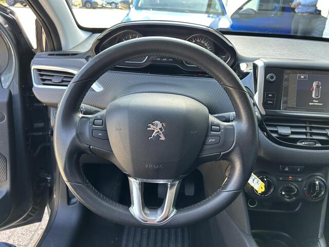Peugeot 208 1.2 82 PK Allure / Style | All Season Banden | Trekhaak 1150KG | 16 inch LM-Velgen | Parkeersensoren | Touch Screen | Navigatie | Airco | Bluetooth.