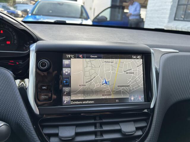 Peugeot 208 1.2 82 PK Allure / Style | All Season Banden | Trekhaak 1150KG | 16 inch LM-Velgen | Parkeersensoren | Touch Screen | Navigatie | Airco | Bluetooth.