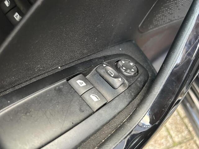 Peugeot 208 1.2 Airco en parkeerhulp | Lichtmetaal | Navigatie | Airco | 5 Deurs | Bluetooth | Touchscreen | Cruise Control |