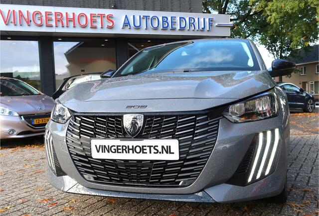 Peugeot 208 1.2 Benzine 100 Pk. * Allure Selenium * Navigatie * Draadloss Apple Carplay / Android Auto * Voor- en Achter Parkeer Sensoren * Climate & Cruise Control *1/2 Leder Interieur * Vingerhoets; Vierde Generatie Eersteklas Service !