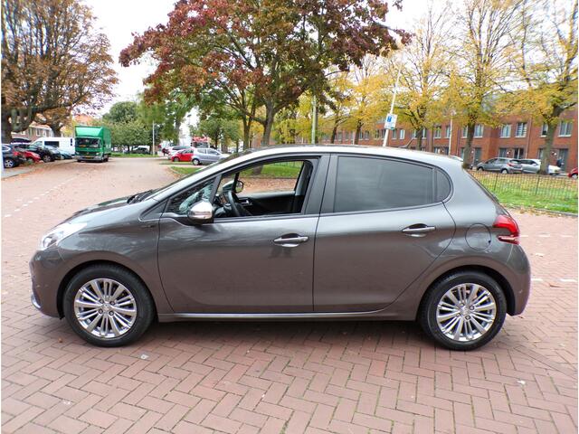 Peugeot 208 1.2 PureTech Signature NAVI TEL CRUISECONT APPLECARPLAY 1E EIG......