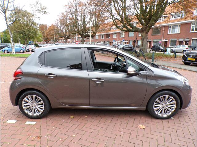 Peugeot 208 1.2 PureTech Signature NAVI TEL CRUISECONT APPLECARPLAY 1E EIG......