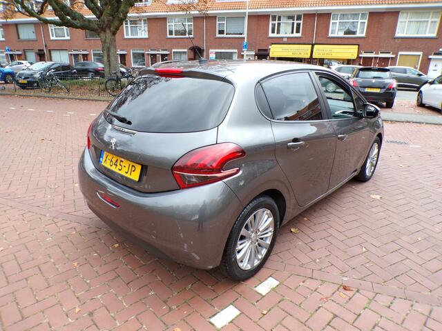 Peugeot 208 1.2 PureTech Signature NAVI TEL CRUISECONT APPLECARPLAY 1E EIG......