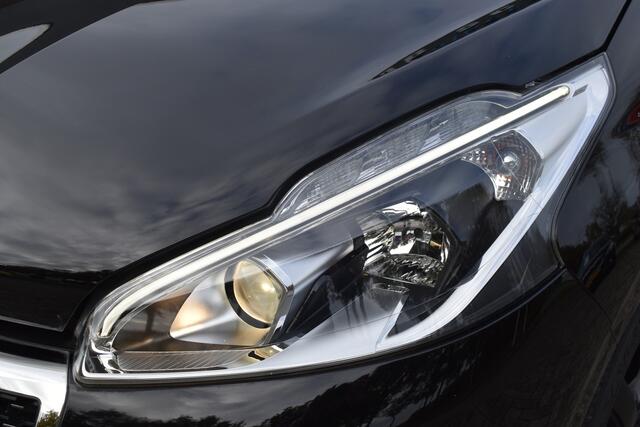 Peugeot 208 1.2 PureTech Signature / Carplay / Navi / Trekhaak / Airco / 17" LM / PDC