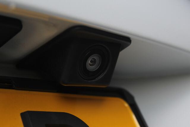 Peugeot 208 1.2 PureTech GT-Line | Incl. 12 maanden garantie | Cruise control | Climate control | Panorama dak | Bluetooth | Navigatie | Achteruitrijcamera | Lichtmetalen velgen | Parkeersensoren | DAB | Sportstoelen