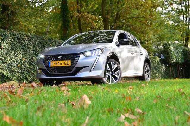 Peugeot 208 1.2 PureTech GT Automaat/Navi/Ecc/Pdc/Apple Carplay/Android Auto/Extra getint glas/Volledig digitaal instrumentenpaneel/Cr-Controle/Led/Lmv