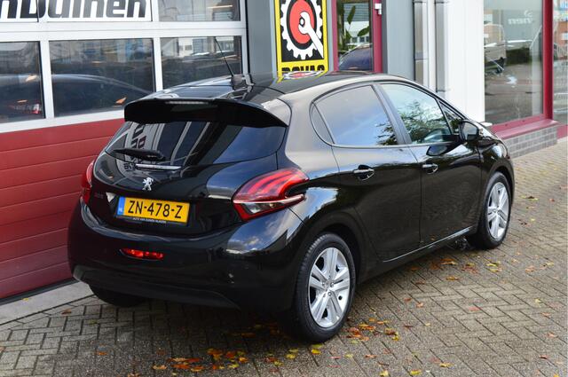 Peugeot 208 1.2 PureTech Signature O.a: PDC, DAB, Airco, Cruise, Navi, Rijklaar, Etc. All-in prijs!