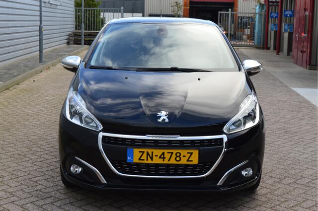 Peugeot 208 1.2 PureTech Signature O.a: PDC, DAB, Airco, Cruise, Navi, Rijklaar, Etc. All-in prijs!