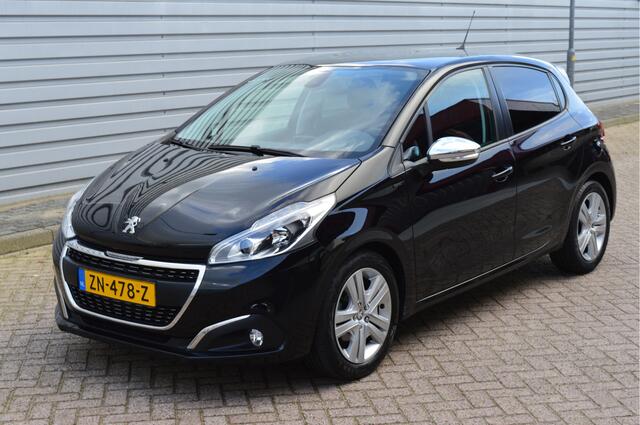 Peugeot 208 1.2 PureTech Signature O.a: PDC, DAB, Airco, Cruise, Navi, Rijklaar, Etc. All-in prijs!