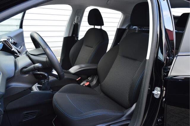 Peugeot 208 1.2 PureTech Signature O.a: PDC, DAB, Airco, Cruise, Navi, Rijklaar, Etc. All-in prijs!
