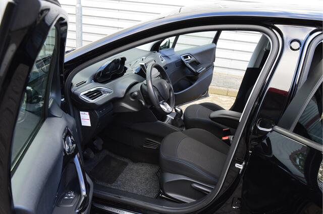 Peugeot 208 1.2 PureTech Signature O.a: PDC, DAB, Airco, Cruise, Navi, Rijklaar, Etc. All-in prijs!