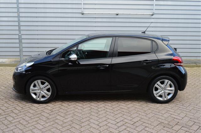 Peugeot 208 1.2 PureTech Signature O.a: PDC, DAB, Airco, Cruise, Navi, Rijklaar, Etc. All-in prijs!