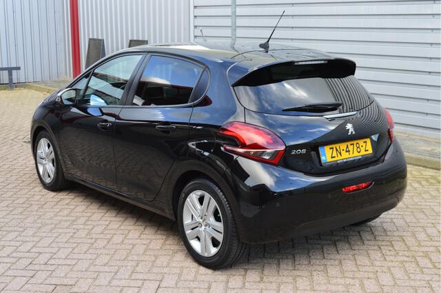 Peugeot 208 1.2 PureTech Signature O.a: PDC, DAB, Airco, Cruise, Navi, Rijklaar, Etc. All-in prijs!