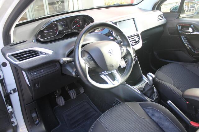 Peugeot 208 1.2 82PK ALLURE | TREKHAAK | NAVIGATIE | APPLE CARPLAY/ANDROID AUTO | CRUISE CONTROL | CLIMATE CONTROL | LICHTMETALEN VELGEN 16" | ALL SEASON BANDEN | DAB+ RADIO | PARKEERSENSOREN ACHTER |