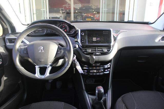 Peugeot 208 1.2 82PK ALLURE | TREKHAAK | NAVIGATIE | APPLE CARPLAY/ANDROID AUTO | CRUISE CONTROL | CLIMATE CONTROL | LICHTMETALEN VELGEN 16" | ALL SEASON BANDEN | DAB+ RADIO | PARKEERSENSOREN ACHTER |