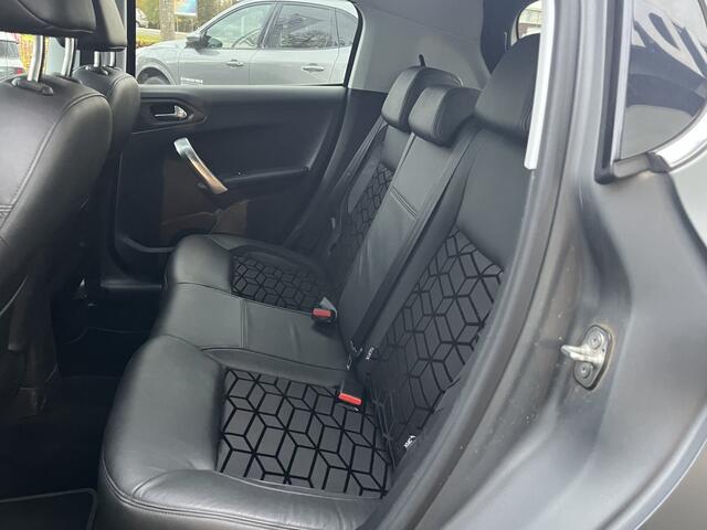 Peugeot 208 1.2 PureTech Première | Matte lak | Afneembare trekhaak | Panoramadak | Camera | Carplay | Navi | etc. etc.