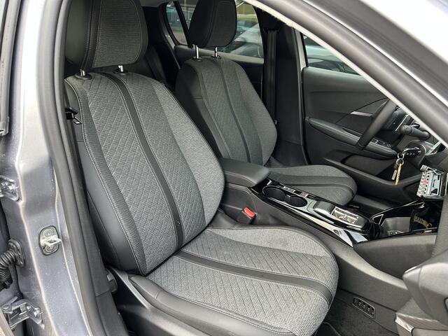 Peugeot 208 1.2 Hybrid 110 PK Automaat Allure | Navigatie | Camera | Climate Control | Adaptieve Cruise Control | LED Verlichting | Hybride Rijden met Automaat | 16" Lichtmetalen Velgen | Digitaal Dashboard | Parkeersensoren | Spoiler |