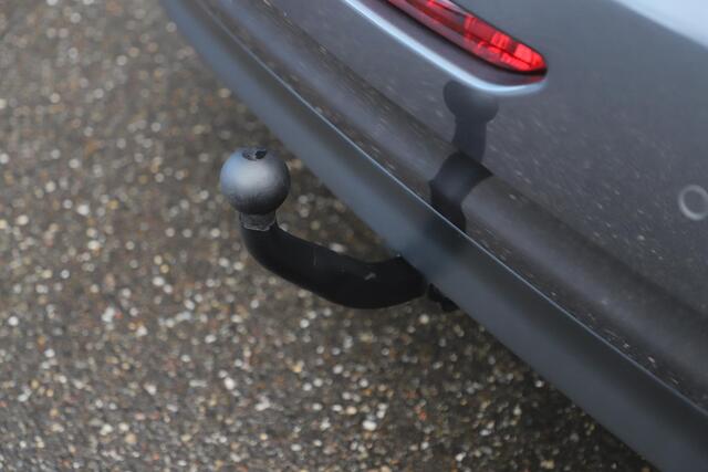 Peugeot 208 1.5 BlueHDi Blue Lease Allure 101PK Trekhaak Navigatie Carplay Android 16 inch LMV Climate Cruise Control