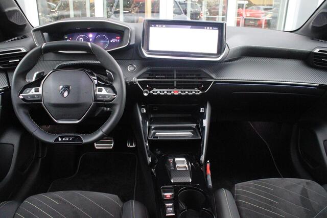 Peugeot 208 Hybrid 145PK e-DCS6 GT PACK | ELEKTRISCH VERSTELBARE BESTUURDERSSTOEL MET MASSAGE FUNCTIE | CAMERA VOOR + ACHTER | ALCANTARA BEKLEDING | DODEHOEK DETECTIE | ADAPTIVE CRUISE CONTROL | NAVIGATIE | DRAADLOZE APPLE CARPLAY/ANDROID AURO | PANORAMA DAK | ZWART