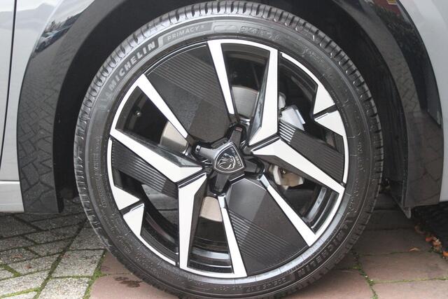 Peugeot 208 Hybrid 145PK e-DCS6 GT PACK | ELEKTRISCH VERSTELBARE BESTUURDERSSTOEL MET MASSAGE FUNCTIE | CAMERA VOOR + ACHTER | ALCANTARA BEKLEDING | DODEHOEK DETECTIE | ADAPTIVE CRUISE CONTROL | NAVIGATIE | DRAADLOZE APPLE CARPLAY/ANDROID AURO | PANORAMA DAK | ZWART