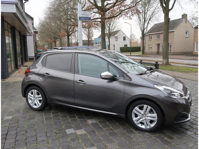 Peugeot 208 110 Pk * AUTOMAAT * Signature uitvoering * Airco * Navigatie * Trekhaak * Dab Radio * Cruise Control * Vingerhoets; Vierde generatie Eersteklas Service !