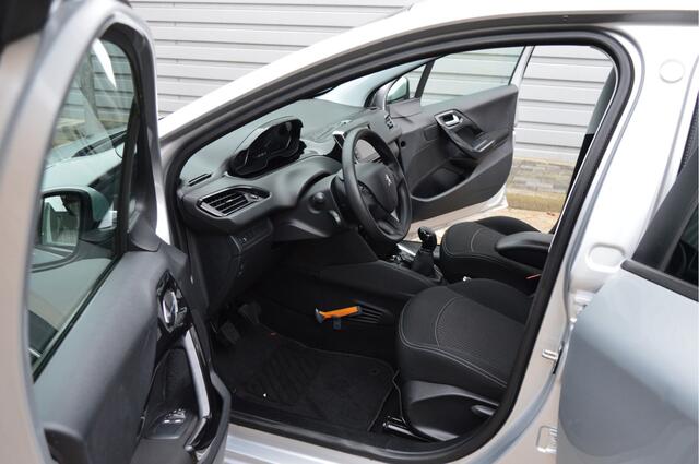 Peugeot 208 1.2 PureTech Active O.a: PDC, Clima, Navi, Cruise, Carplay, DAB, Etc. All-in prijs!