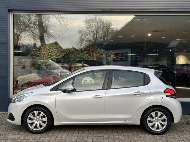 Peugeot 208 1.2 Blue Lion 82 PK | Complete Uitvoering | Navigatie | Airco | Cruise Control | LED Dagrijverlichting | Parkeersensoren | Midden Armsteun | All Season Banden | Apple Carplay & Android Auto | Dakspoiler | Mistlampen | Elektrisch Pakket