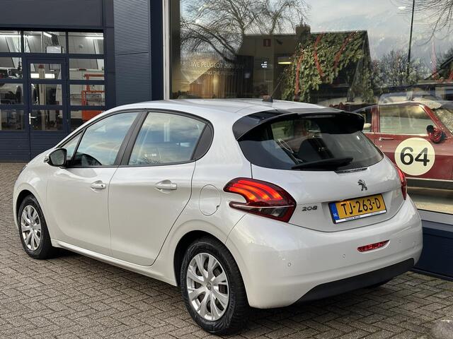 Peugeot 208 1.2 Blue Lion 82 PK | Complete Uitvoering | Navigatie | Airco | Cruise Control | LED Dagrijverlichting | Parkeersensoren | Midden Armsteun | All Season Banden | Apple Carplay & Android Auto | Dakspoiler | Mistlampen | Elektrisch Pakket