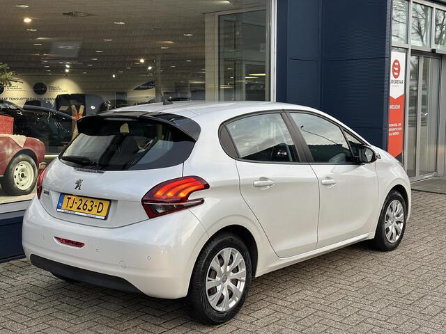 Peugeot 208 1.2 Blue Lion 82 PK | Complete Uitvoering | Navigatie | Airco | Cruise Control | LED Dagrijverlichting | Parkeersensoren | Midden Armsteun | All Season Banden | Apple Carplay & Android Auto | Dakspoiler | Mistlampen | Elektrisch Pakket