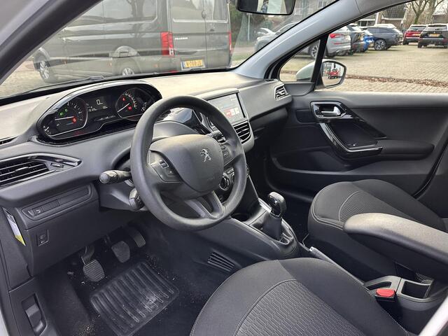 Peugeot 208 1.2 Blue Lion 82 PK | Complete Uitvoering | Navigatie | Airco | Cruise Control | LED Dagrijverlichting | Parkeersensoren | Midden Armsteun | All Season Banden | Apple Carplay & Android Auto | Dakspoiler | Mistlampen | Elektrisch Pakket