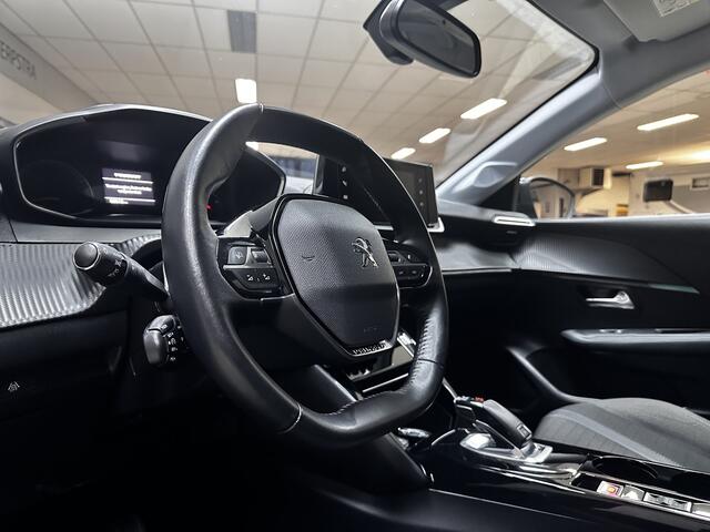 Peugeot 208 1.2 PureTech Allure /LED Koplampen /Camera /Apple + Android /DAB+! /Navi /Climat /Cruise /Elek. pakket /Bluetooth /Multi. LEDER Stuur /16"LMV /PDC /Extra getint glas /LED Dagrijverl.