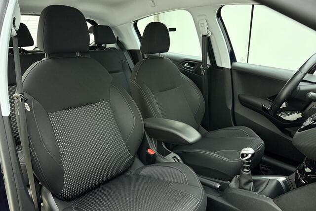 Peugeot 208 1.2T Blue Lease Allure 110pk | Navigatie | Climate Control | Parkeersensoren achter | 16'' LM Velgen | Cruise Control | Elektrische ramen voor & achter | Slechts 38.706 km!