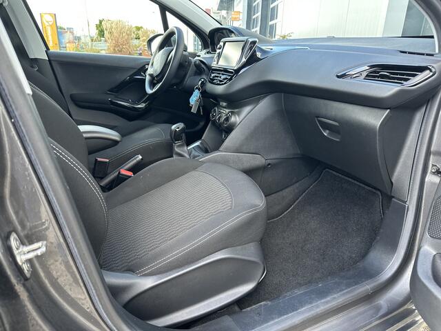 Peugeot 208 1.2 PureTech Blue Lion 82pk | Airco | Apple Carplay/Android Auto | Cruise control | DAB | Navigatiesysteem full map | Parkeersensor achter | Zeer compleet!