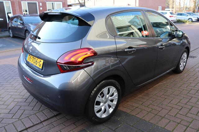 Peugeot 208 1.2 PureTech Active automaat. Lage Km stand.