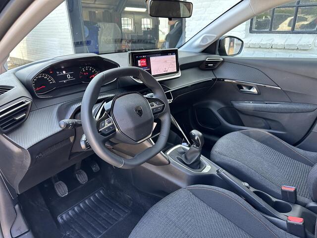 Peugeot 208 1.2 Style | Navigatie | Private Lease Vanaf ¤ 299 P/M ! | LED Verlichting | Cruise Control | Airco | Parkeersensoren | Draadloos Apple Carplay & Android Auto | Leren Stuurwiel |