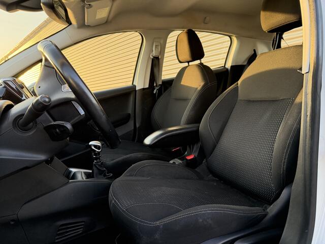 Peugeot 208 1.2 PureTech Allure | Nieuw Binnen | Navigatie | Climate Control | PDC | APK 29-04-2027 |